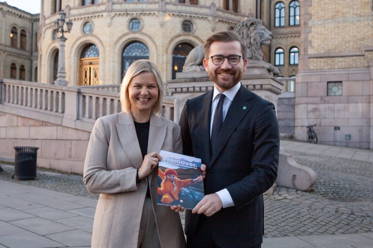 Guri Melby og Sveinung Rotevatn foran Stortinget med Venstres alternative statsbudsjett for 2025