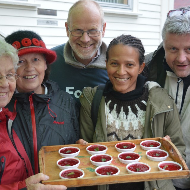 Kristine Foss, Mariane Sønju Hagestad, Jan Kløvstad, Teresa Rebel og Ole Morten Vegusdal med beste tyttebærdesserten i Birkenes!