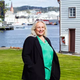 Mette Lothe i forgrunnen, havneområde i bakgrunnen.