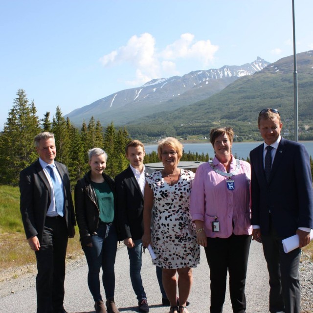 Statssekretær Per-Willy Amundsen og representanter for byrådspartiene, med Kine Bergheim fra Venstre, presenterer det endelige trasevalget i Ramfjord.