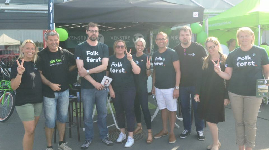 Nordland Venstre besøker Brønnøy Venstres stand.