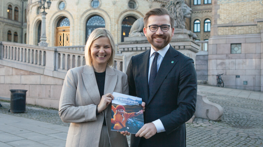 Guri Melby og Sveinung Rotevatn foran Stortinget med Venstres alternative statsbudsjett for 2025