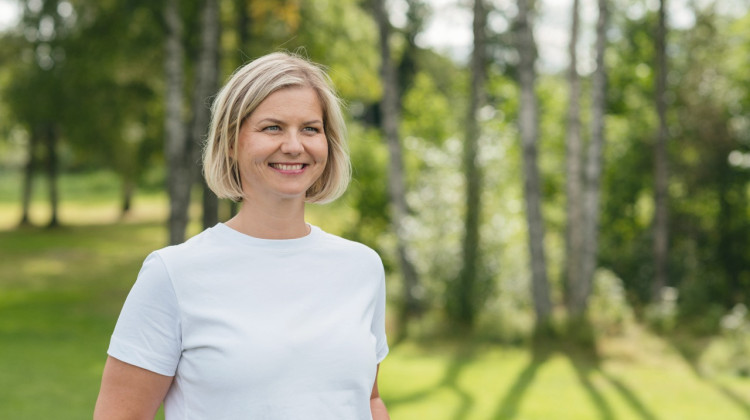 Guri Melby, portrettbilde i hvit tskjorte, sommer i natur og skog