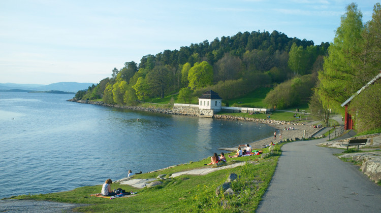 Hvervenbukta i fint hver, med noen mennesker som slapper av