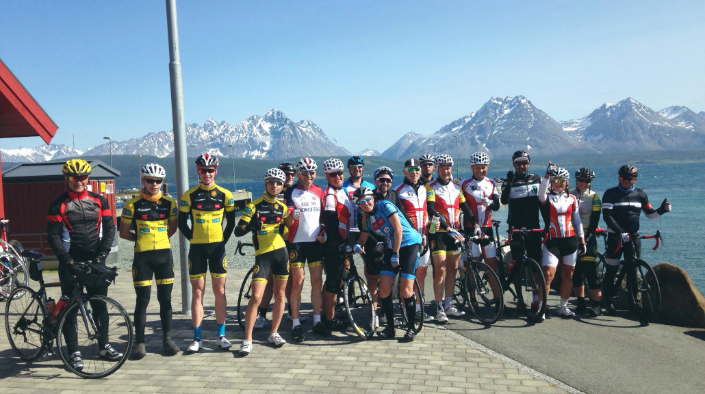 I mens 25 syklister sykler mot Breivikseidet i ren Tour de Tromsø-stil, merker man at vi er kommet nordover. Været ser perfekt ut. Det er ikke en sky på himmelen. Sola skinner. Gradestokken er sånn middels. Men vinden. Det er motvind midt imot, som en syklist sa det så fint. Og det er ikke litt vind. Det er mye vind. Til og med den spreke assistenten i følgebilen, som til vanlig er en hardraus, nikker og sier at det er litt vind nå. Men med Lyngsalpene i bakgrunnen blir vel turen god uansett.