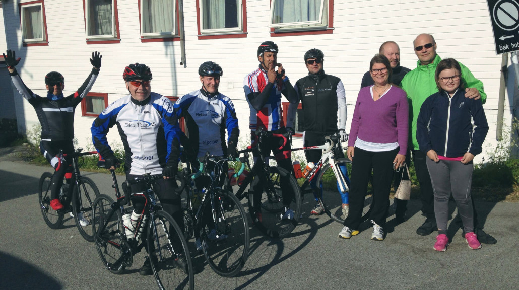 Nå sykler vi fra Honningsvåg sammen med Honningsvåg sykleri (søtt navn). Det betyr at vi har nådd 60 sykkelklubber som vi har syklet sammen med på turen! Vi ankommer Nordkapp rundt klokken 19.15, og det blir direkte på NRK lørdagsrevyen. Så skru på TVen, vi sees! :-)