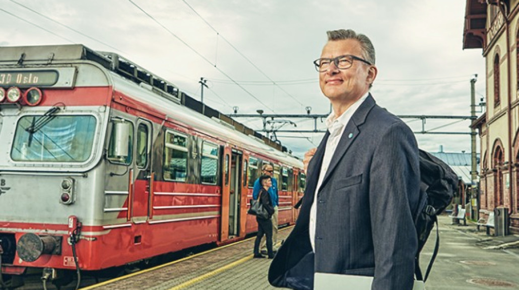 Fylkeleder Roger Granum på Gjøvik stasjon.