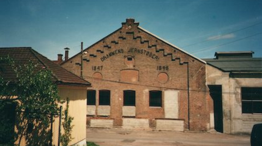 Historisk bilde av Drammens Jaernstoeberi i roed murstein.