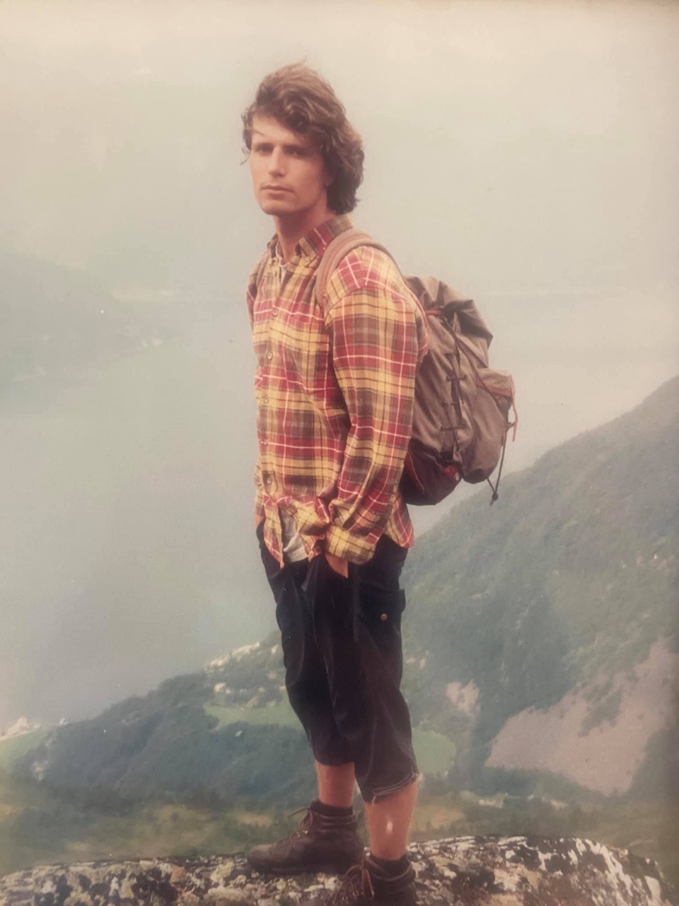Ungdomsbilde av Ola Elvestuen på en fjelltopp