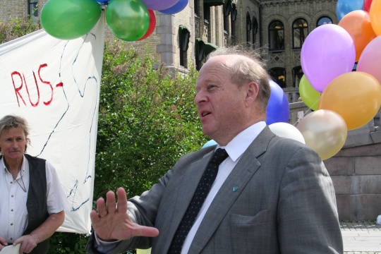  Odd Einar Dørum holder appell om rusbehandling. 244 ballonger markerte antall overdosedødsfall i 2007.