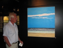 Ove Ramskjær ved ett av sin fars malerier med motiv fra Skagen