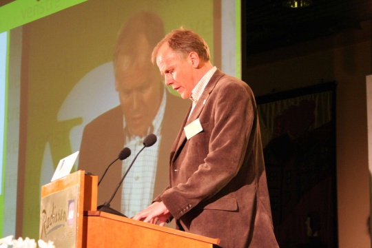 Eivind Brenna på talerstolen (fra siden)