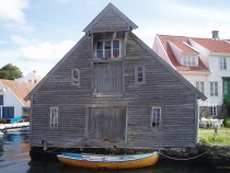  Fremtidens fiskemottak i Risør blir nok en moderne variant av dette gamle sjøhuset fra Skudeneshavn
