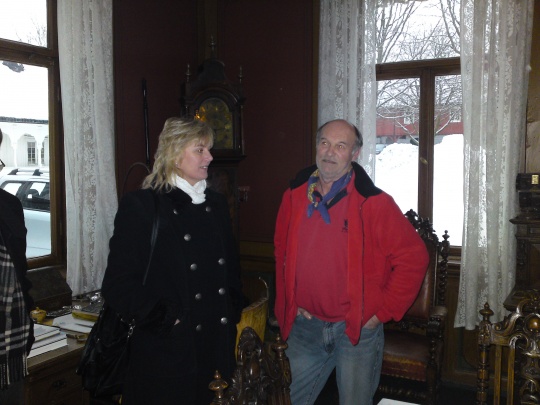  Tonje Løwer Gurholt og Erik Borgestad i biblioteket til Gunnar Knudsen