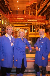  Gunnar Kvassheim (t.h) besøkte Sellafieldanlegget for kort tid siden. 