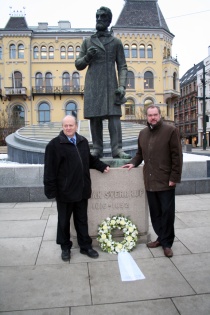 Odd Einar Dørum og Lars Sponheim ved Johan Sverdrups statue utenfor Stortinget
