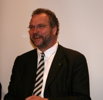 Lars Sponheim på pressekonferanse på Venstres Hus