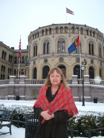 Vera Lysklætt foran Stortinget.