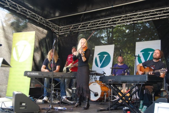 Martine Lund Hoel og the Hardingfiddler Band bidro til stemningen med sine fengende musikk.