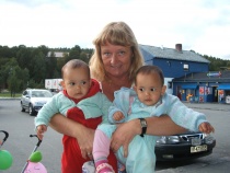 Stortingsrepresentant Vera Lysklætt på stand hjemme i Karasjok med tvillingene Elise og Birgitte.