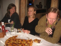 Cathrine Høyesen Hall, Helene Falch Fladmark og Per Tore Woie ved pizzaen