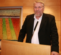 Tor Olav Steine på talerstolen (fra fylkestingssalen i Schweigaardsgate 4)
