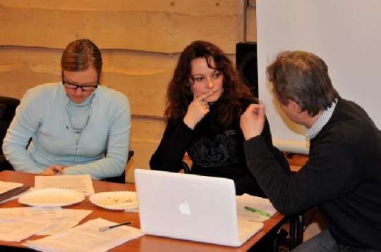 Ulla Nordgarden, Rebekka Borsch og Helge Stiksrud jobber med uttalelser fra fylkesårsmøtet.