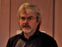  Fylkesordfører og politisk nestleder Runolv Stegane la fram årsmeldinga til fylkestingsgruppa.