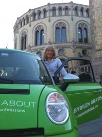  Stortinget har to konkrete E-bil forslag fra Venstre til behandling. Borghild Tenden vil ha gunstigere ordninger for El-biler, men finansministeren sier nei. 