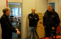  Olav Selstø og Steinar Gundersen viste Kjell MacDonald (H) rundt på Risør Ungdomsskole