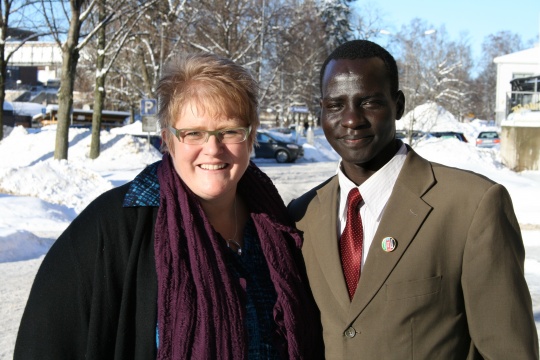  Venstres leder, Trine Skei Grande, og James Gatbel Joak fra Sør-Sudan.