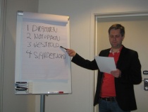  Jan-Christian Kolstø presenterer finalistene i mediekonkurransen.