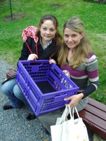  Lokallagsleder Rebekka Borsch og Daniela Torsvik under en aksjon mot plastposer.