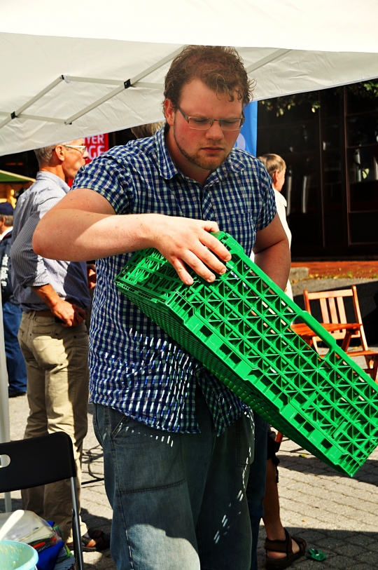  Ungdomskandidat Geir Angeltveit utstyrar boden med eit provisorisk bord av grønsakskassar.