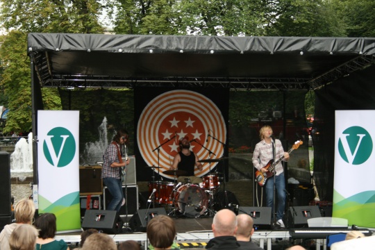 Orango spiller på Venstres valgkampåpning 2011.