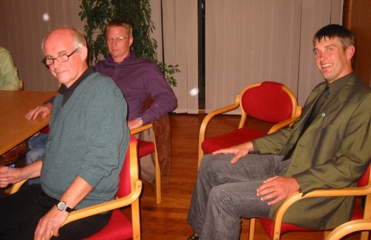 Valgvake på rådhuset  Øystein, Stig og Tom venter på resultatene