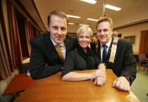  Lilleng (V), Stensrød (FrP) og Rafshol (H) la tirsdag frem sitt budsjett for 2012.