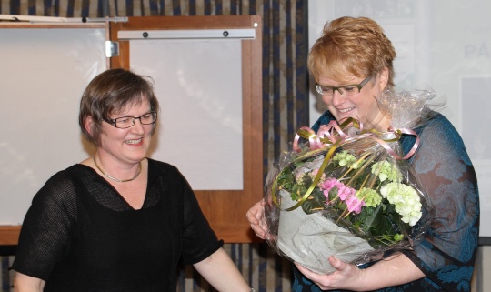 Trine Skei Grande fikk takk, ros og blomster av fylkeslederen