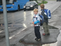 gutter på vei til skolen