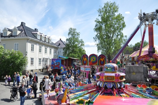  Karuseller og folkeliv under Årnesdagene.