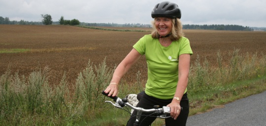 Borghild Tenden satte i valgkampen 2009 fokus på sykkelveier, her på vei fra Ås til Frogn.