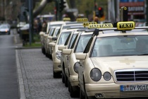  El-taxier får nå plass først i drosjekøen på holdeplassen ved Sandvika bussterminal. 