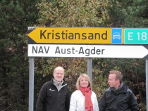 Jan Kløvstad, Cathrine Høyesen Hall og Pål Koren Pedersen ved skiltet