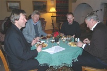 Julehygge rundt bordet med fra venstre Nils Mathisen, Tore Fjeldskår, Jørgen Frøyd og Jan Kulland