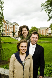  På bildet (bakerst): Solveg Schytz, Inge Solli og Siri Engesæth. Venstres fylkestingsgruppe på besøk i Ås.