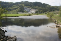 Eksempel på viktig naturområde (Furumokjela) og øydelagt natur (steinbrotet) i Orkdal.