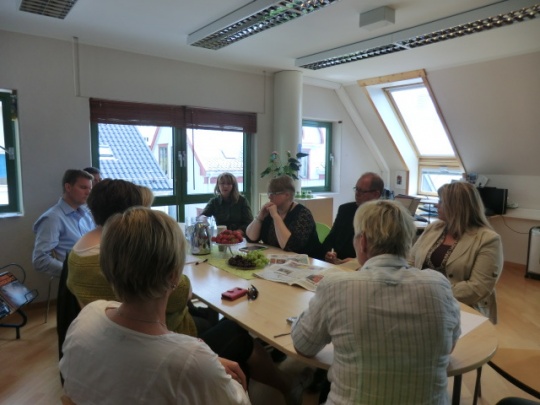  Gunn Berit Gjerde, Trine, Skei Grande, Pål Farstad og Britt Giske Andersen i møte med Søre Sunnmøre asylmottak sammen med lokalpolitikere fra Hareid Ulstein Venstre
