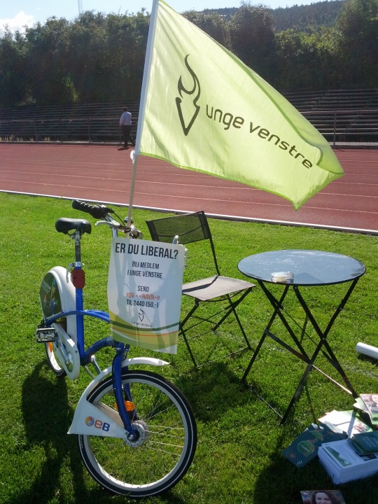 Valgkamp for Unge Venstre på friidrettsbanen i Drammen
