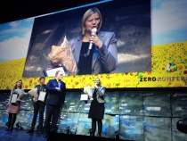 Guri Melby mottar prisen for årets lokale klimatiltak på vegne av Oslo kommune på Zero-konferansen 2
