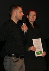 Bjørn Ivar Gran og Lisa Kara Fröyland deler ut Miljøprisen 2013 i Lørenskog.